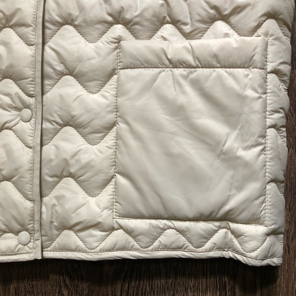 💕Host Pick💕Beige Quilted Hooded Vest - Picture 7 of 17